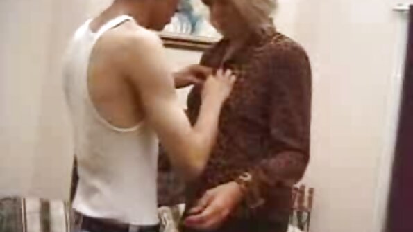 Ett sexigt lesbiskt par håller på att fitta slicka i sängen