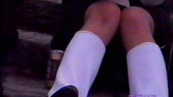 En sexig slampa med en fin uppsättning falska tuttar knullas i köket