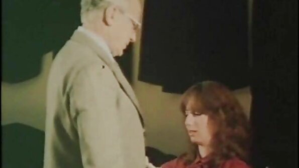 En sexig tunn kvinna får sin fitta krossad i soffan väl