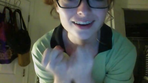 Asiatisk kvinna ger ett slag och rider kuk som en cowgirl