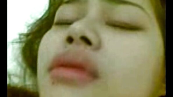 En mager slampa som älskar att bli knullad i röven har kul