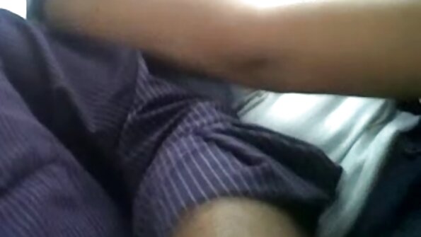 En slampa som har sina vita strumpor gillar att ha analsex