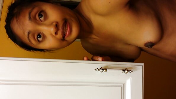 En liten tuttarpiga är på ryggen och hon tar emot en kuk