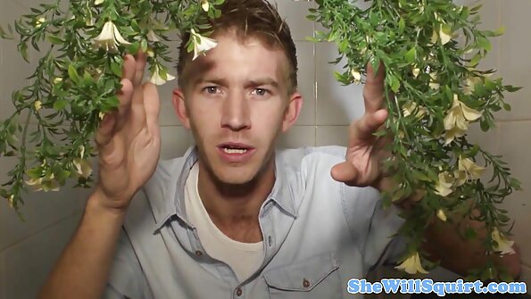 En kvinna med en hårig fitta knullas mycket djupt på gräset