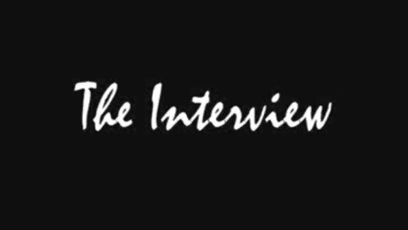 Stor brutal pojke leker med den sköra Barbie -tjejen på ett oförskämt sätt