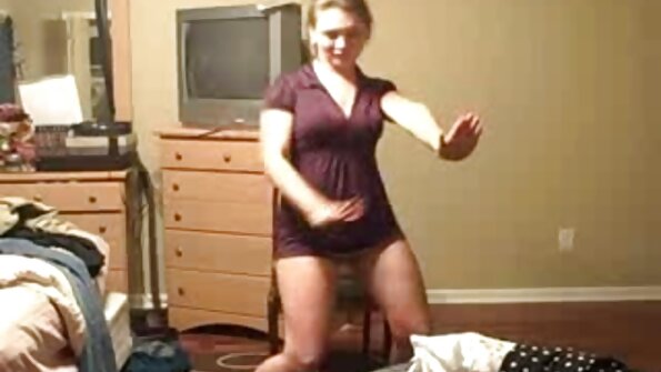 Stora naturliga bröst blonda tjejen blåser benet och studsar på det