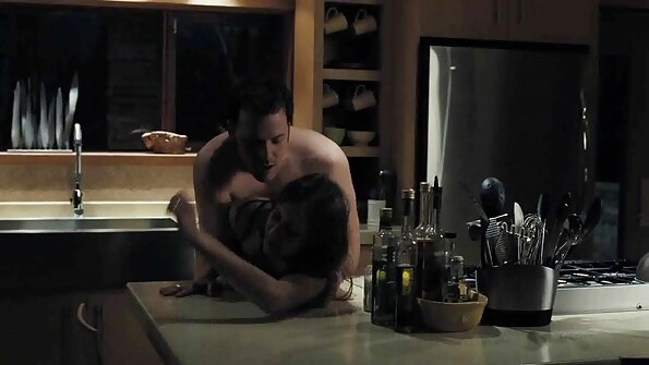 Svartvitt video av två älskare som slår i ett hotellrum