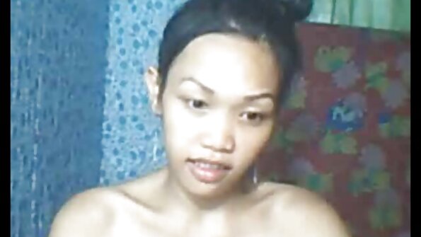 Blondin som har en ögonbindel borras av två stora killar