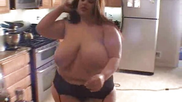 Blondin med små bröst analyserade på kameran som en liten slampa