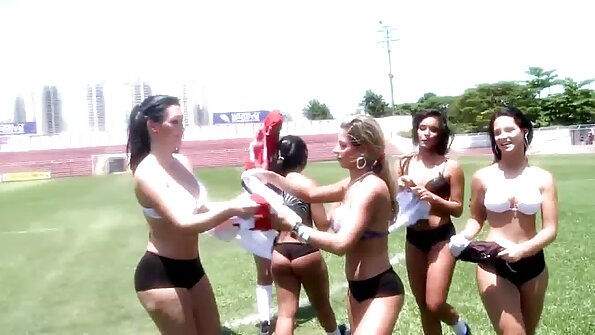 Brunett honung och hennes blonda flickvän hamnar i en trekant