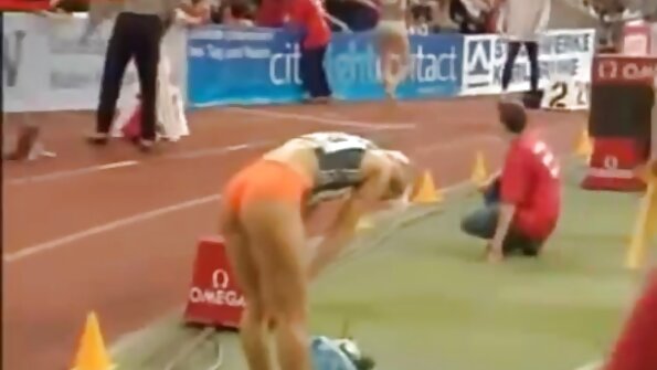 Bystig dam skakas av sin perversa chef