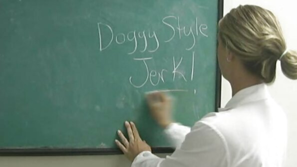 En stor rumpa minx som älskar att åka kuk blir knullad på sängen