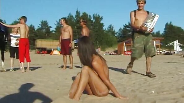 En bimbo med en sexig liten röv knullas i soffan av sin man