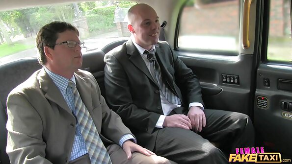 En svarthårig sak som har en passform i röven är att få sina läppar runt en kuk