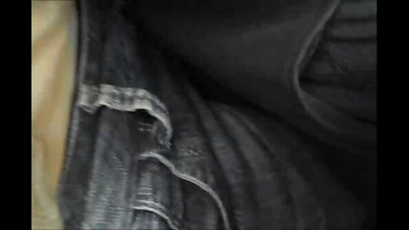 En blondin är med en gammal snubbe med en stor kuk och suger av honom