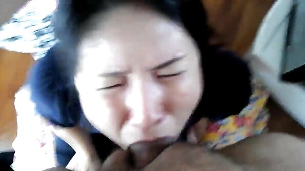 En blondin med en sexig rund röv får sin fitta till en stor kille