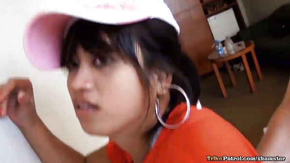 En blondin med stora tuttar blir knullad i soffan och på golvet