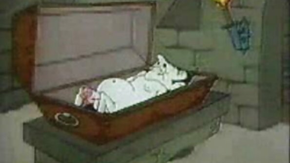 En blondin med långt hår är i trädgården, slickad och knullad