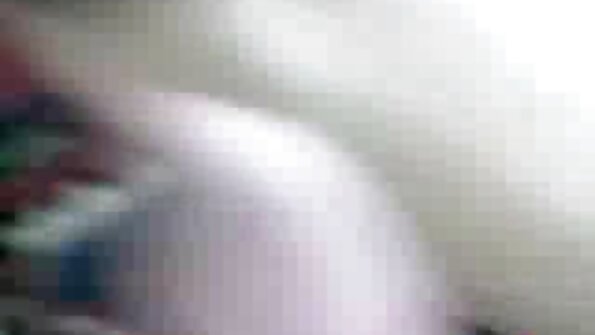 En brunett får två kukar, i munnen och i hennes fitta