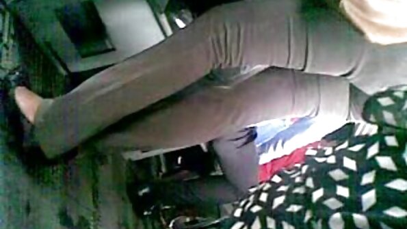 En brunett som har en hårig fitta böjer sig för att bli puckel