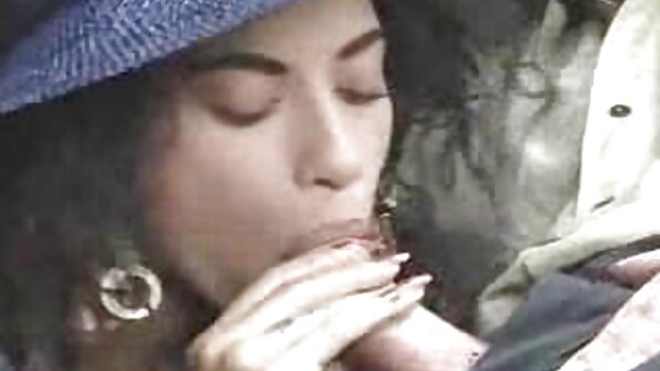 En brunett som har en känslig fitta blir retad och smekad