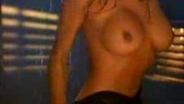 En brunett som har små bröst sticker en dildo i sina våta fitta läppar