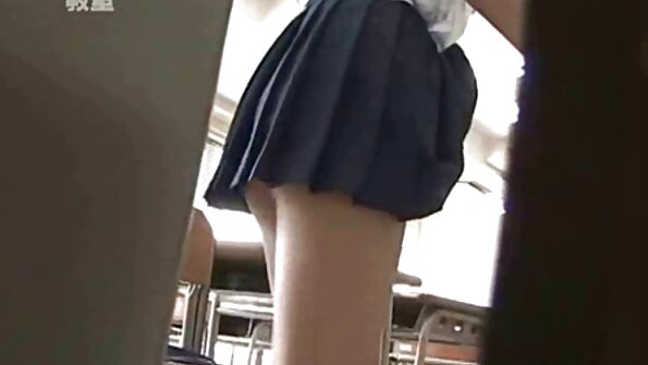 En brunett med en fin rund röv jag ger en blow job till sin partner