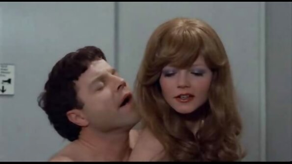 En brunett med förbättrade tuttar och tatueringar får sin fitta pluggad