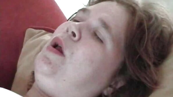 En bystig tik som älskar att knulla ramlas på sitt kontorsbord