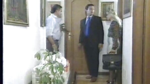 En bystig brunett med lockigt hår håller på att få in en trekant