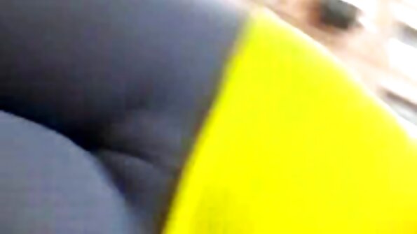 Bedårande brunett Kiarra som åker på en stor häck så bra