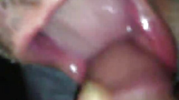 En vältränad kvinna slappnar av under en mycket varm och kinky massage