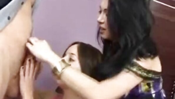 Efter att ha spelat basket ger Anna Bell Peaks röv till Ryan Mclane