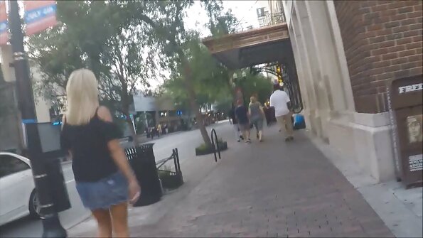 En tjej blir knullad missionärsstil av sin stora partner