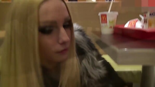 En tjej som är vald för storleken på hennes röv sprider hennes fitta läppar