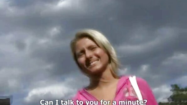 En tjej som älskar sperma i ansiktet håller på att knulla hennes bröst