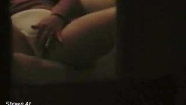 En tjej med glasögon som älskar kuk blir rammad doggy style