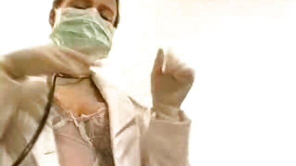 En mormor med en fet kropp får en hård stor erektion