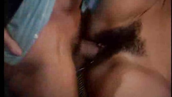 En hardcore kvinna får sina fitta läppar sträckta i soffan