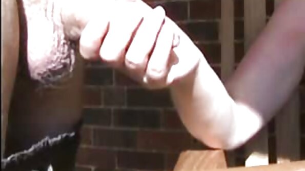 En het amatör som älskar att suga blir cumshot i munnen