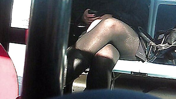 All naturlig blond sötnos fick ett trevligt överraskningsbesök en solig dag