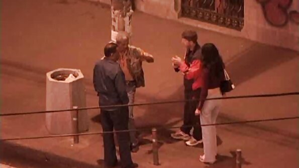 Amatör med glasögon visar sin lust i denna heta video