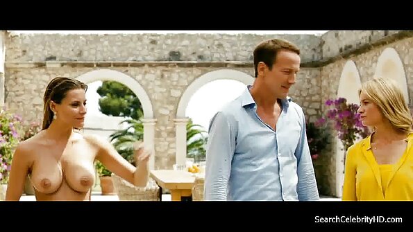 En milf får sin blöta fitta slickad medan hon spelar basket