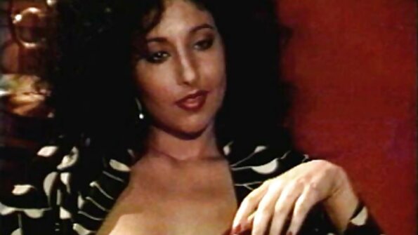 Asiatisk tjej älskar att slicka kuk sedan dess får hon cum i munnen