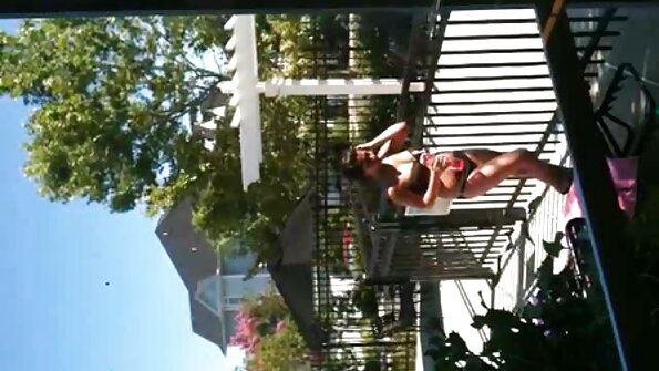 En kvinna som inte rakar håret på sin sexiga fitta blir knullad