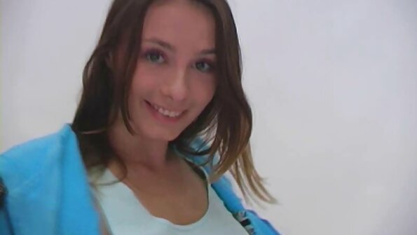 Babe vill prova en interracial handling med latinsk ungdom