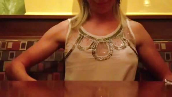 Blondin och en brunett är jävla med en kille i en trekant!