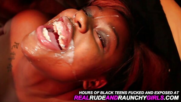 Blond japansk fru är mitt uppe i en mild kärlek