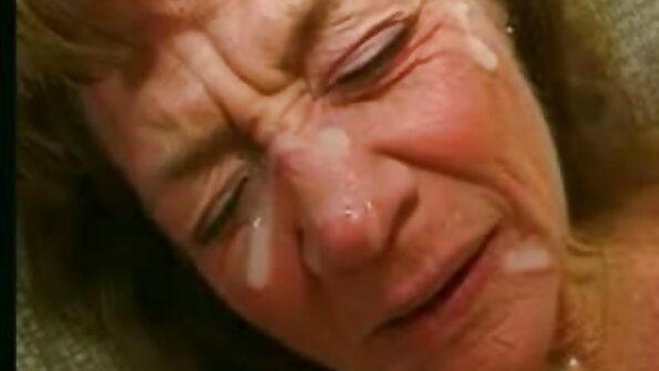 Brunhårig sötnos som heter Ava retar sin släta fitta med en vibrator