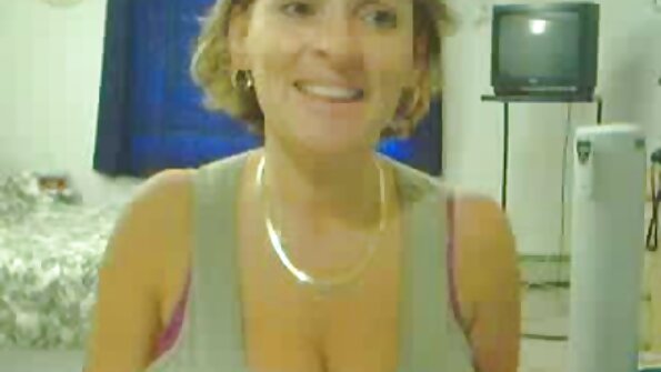 Brunett baben Izzy Lush blir knullad av sin stiliga man hemma